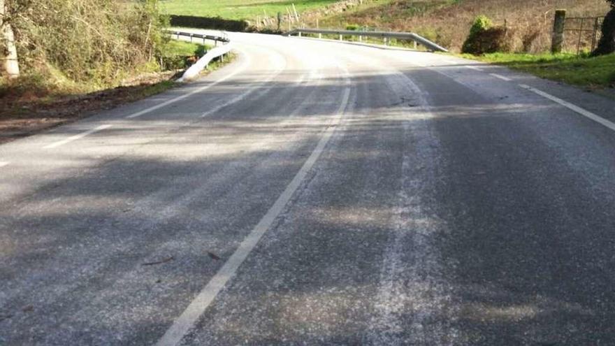 Una carretera provincial en la que la Diputación estuvo esparciendo sal estos días. // Diputación