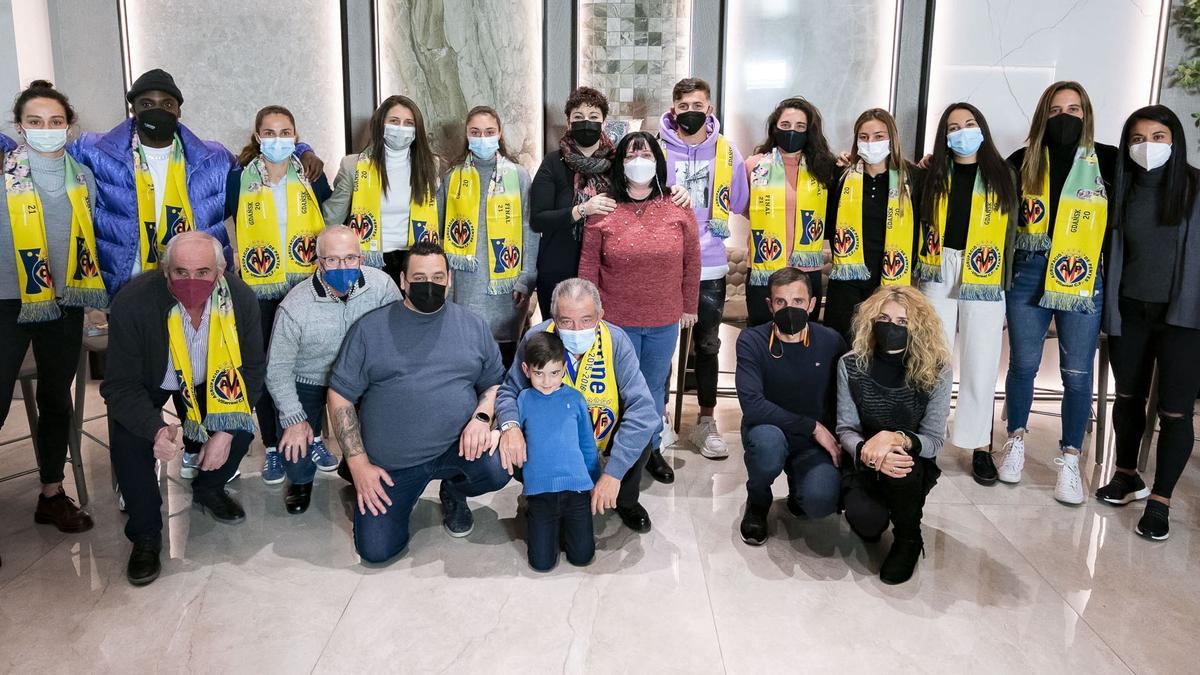 Divididos en varios turnos, los aficionados del Villarreal se fotografiaron con los y las futbolistas.