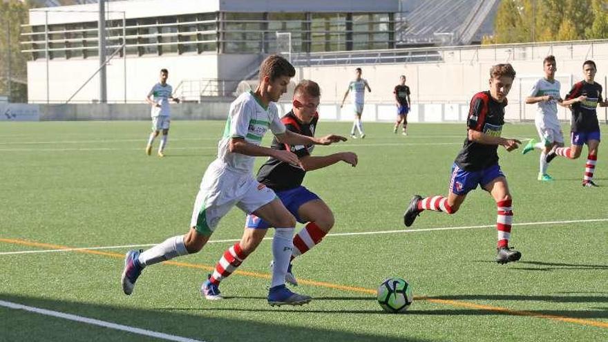 Un lance del partido de ayer entre el Pabellón y el Arosa. // Jesús Regal