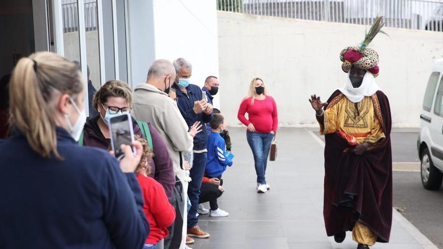 El embajador de los Reyes Magos visita el centro de vacunación infantil en Los Realejos