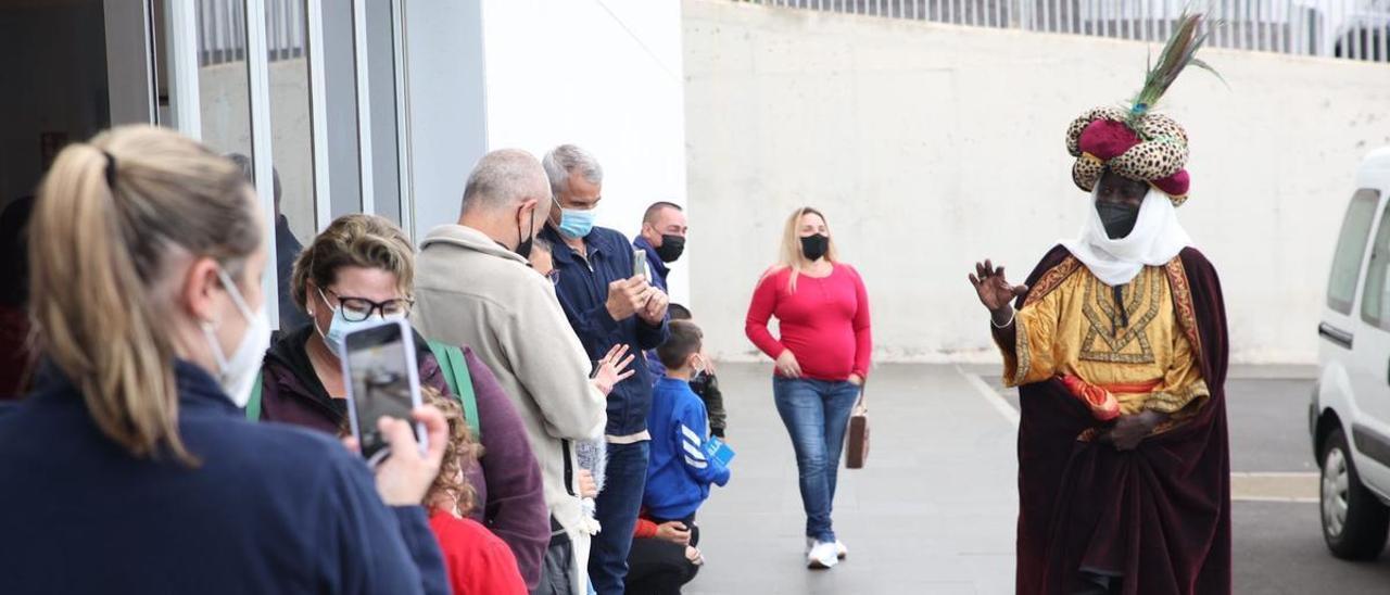 La primera visita del embajador de los Reyes Magos al centro de vacunación