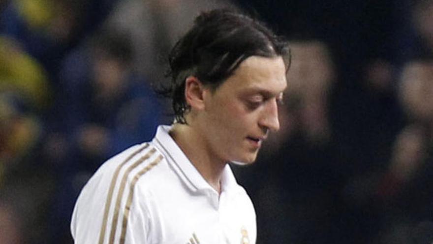 Özil tras ser expulsado en El Madrigal.