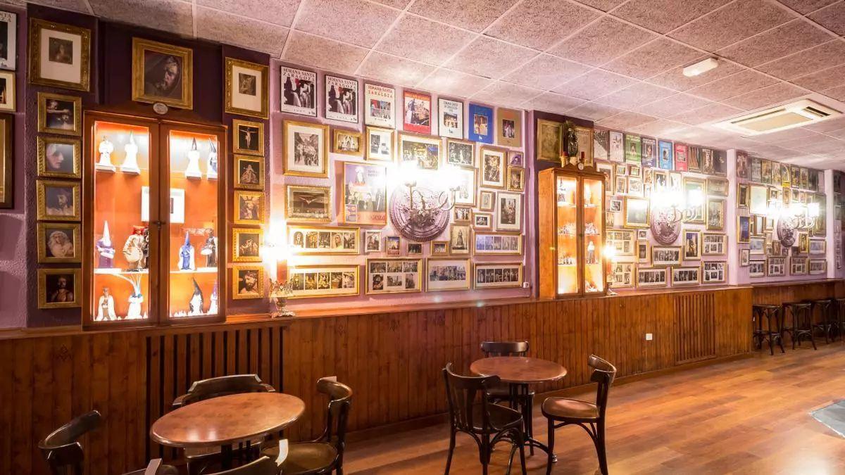 Una céntrica cafetería de Zaragoza instala un innovador sistema para que sus clientes recarguen el móvil gratis: "Como en casa".