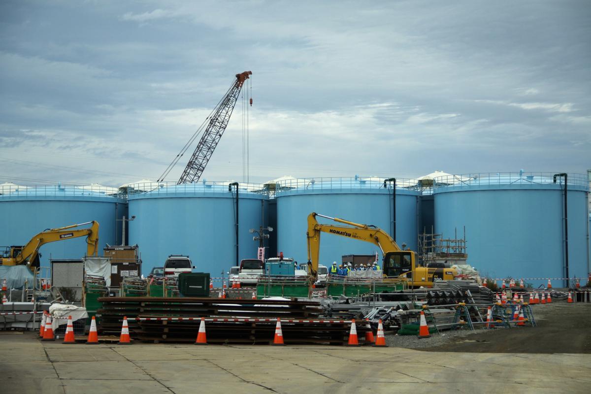 Archivo - Imagen de archivo de tanques que almacenan aguas residuales radiactivas contaminadas en la central nuclear de Fukushima, Japón