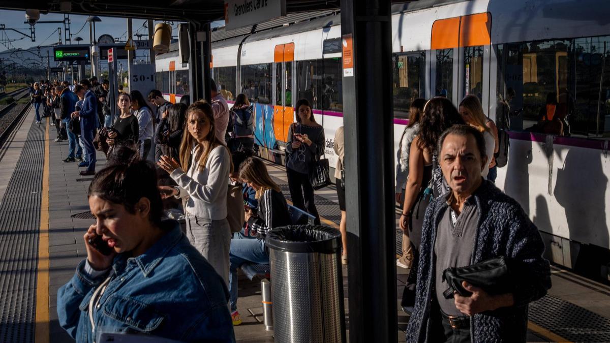 Primer día del gran macrocorte de la R3. Estación de Granollers-Centre - Usuarios de Renfe afectados por el corte de la R3