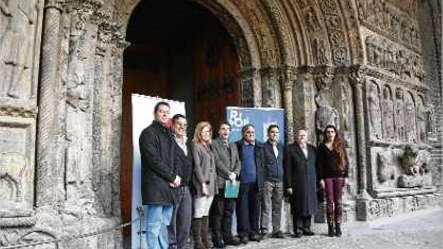 Els representants de la candidatura de la Portalada del Monestir de Ripoll, davant del pòrtic.