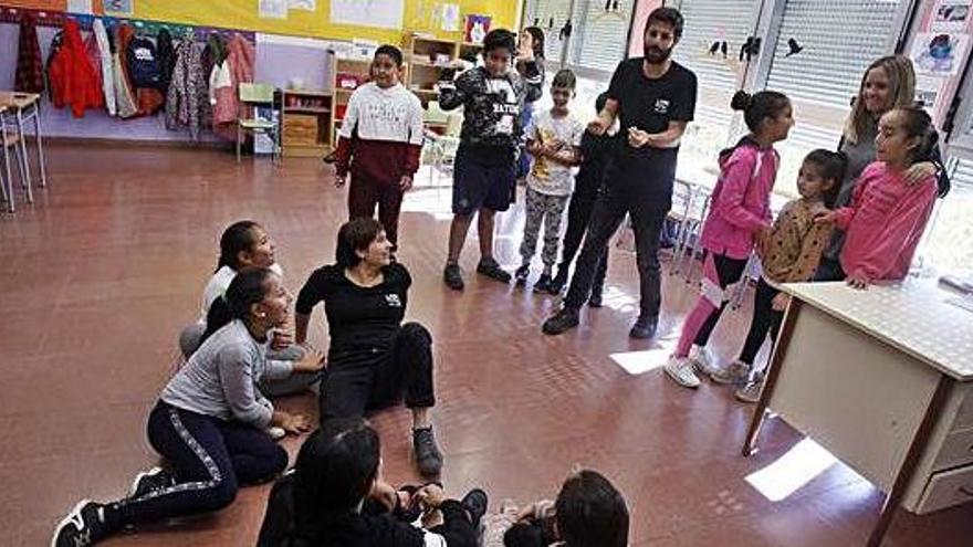 Alguns alumnes de l&#039;escola Font de la Pólvora, en una de les activitats del projecte, ahir al matí.