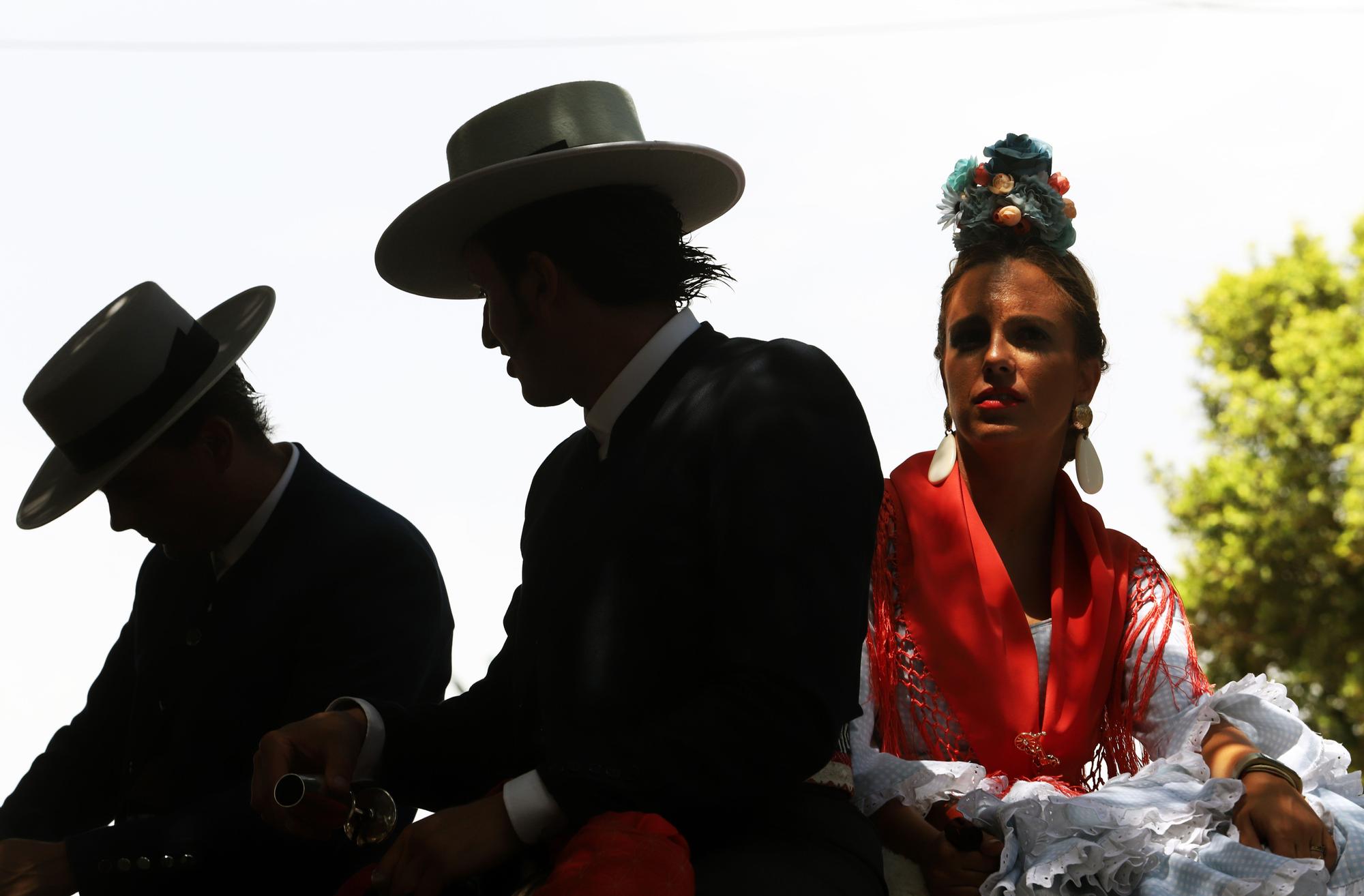 Flamencas y caballistas pasean por el Real del Cortijo de Torres en la Feria de Málaga 2022.