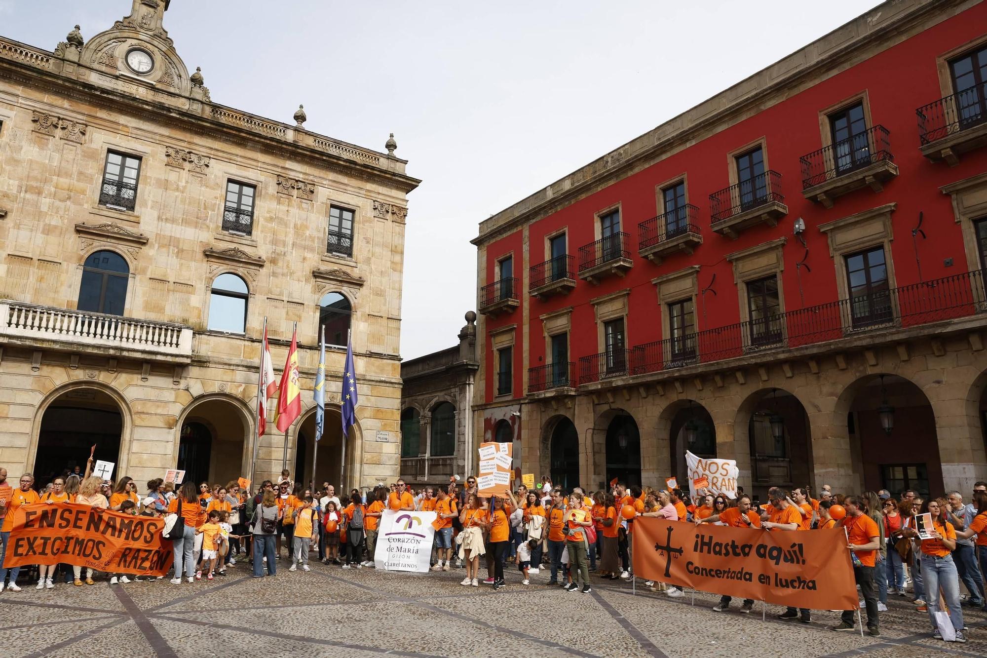 Así fue la gran concentración en Gijón por la educación concertada (en imágenes)
