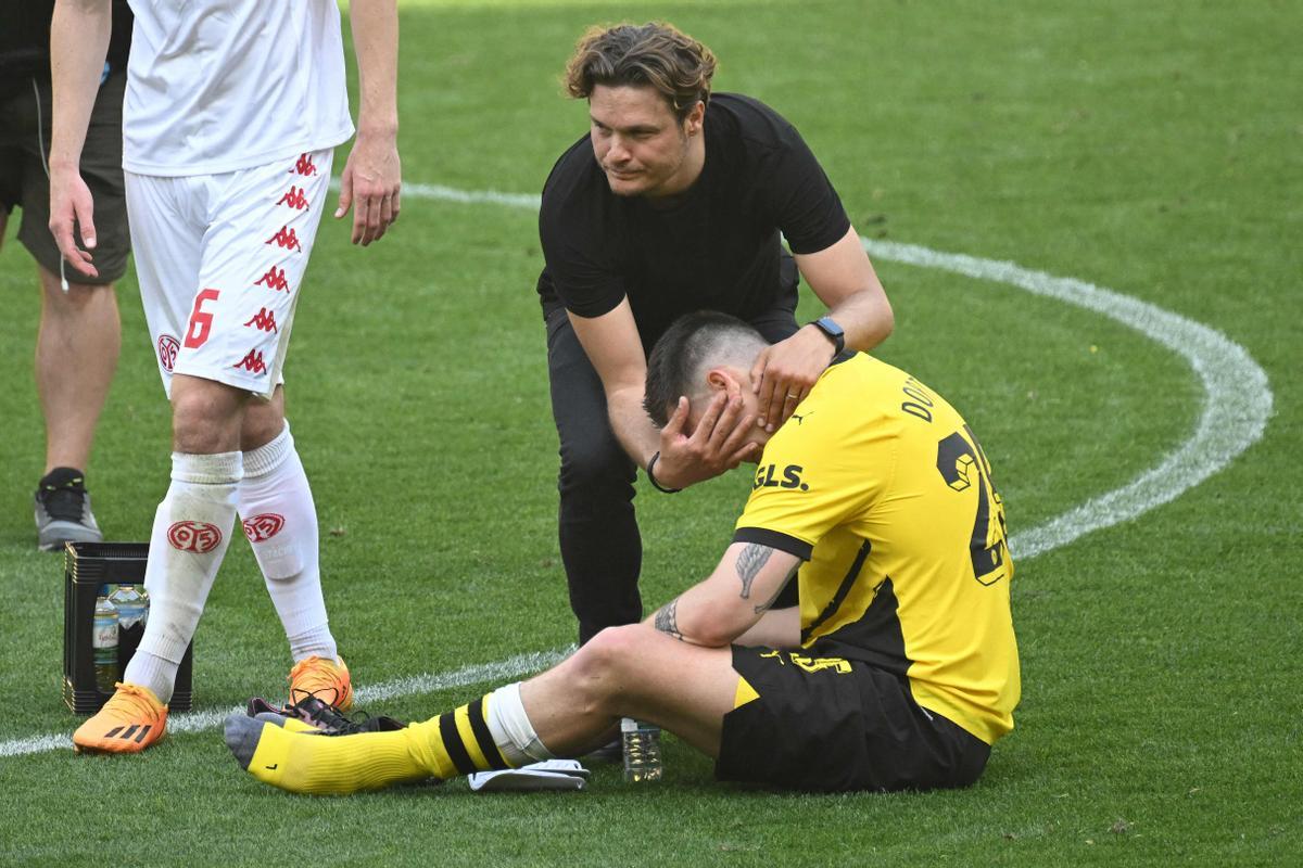 El técnico del Dortmund, Edin Terzic, consuela a uno de sus futbolistas. 