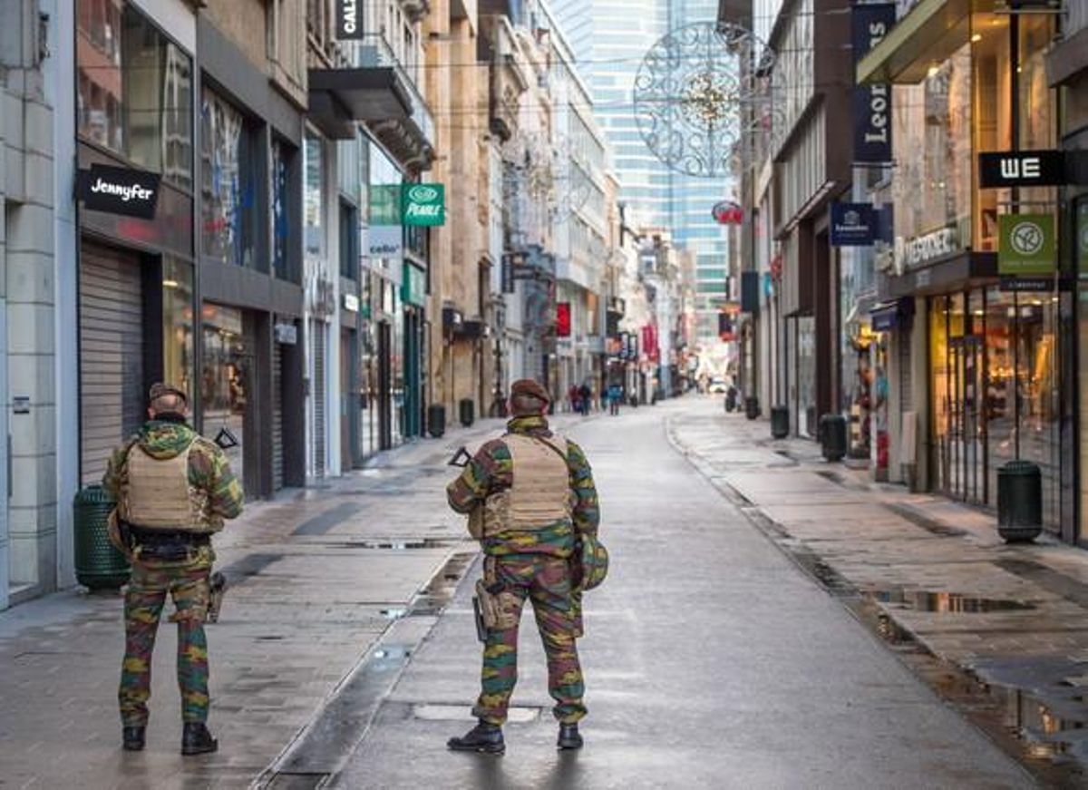 Dos soldats belgues patrullen la Rue Neuve, el carrer comercial més transitat de Brussel·les, ara buit per l’alerta terrorista.