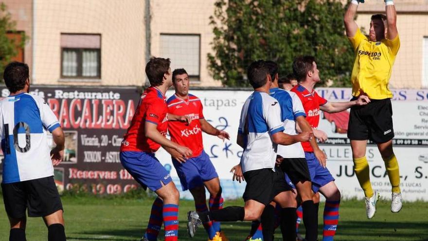 El portero José atrapa el balón ante la presencia del cearista Hugo y los defensores del Tuilla.