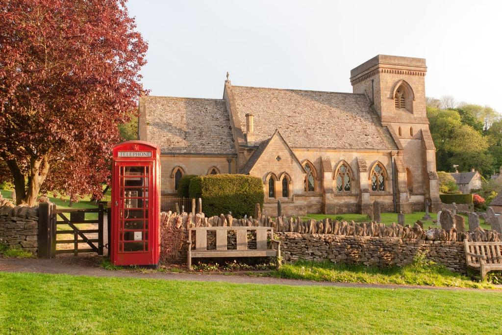 Vistas de la iglesia, cementerio y cabina roja del pueblo de Snowshillen.