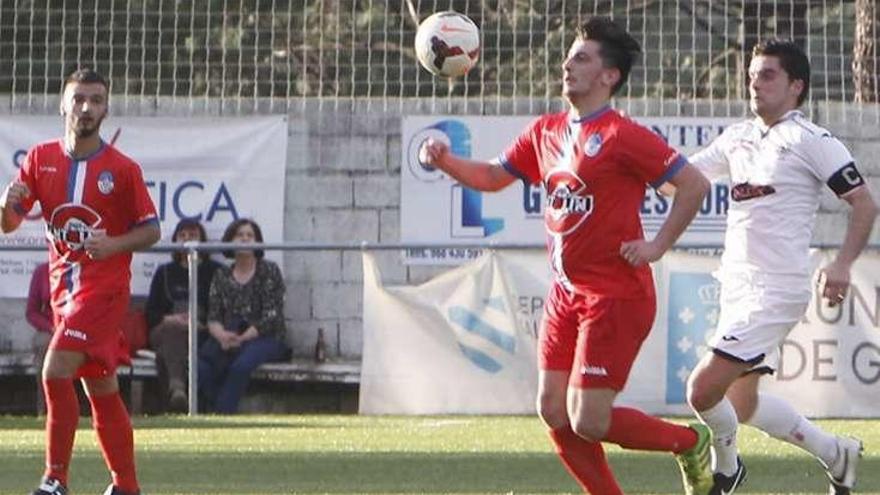 Un jugador del Celanova controla un balón en Velle. // Jesús Regal