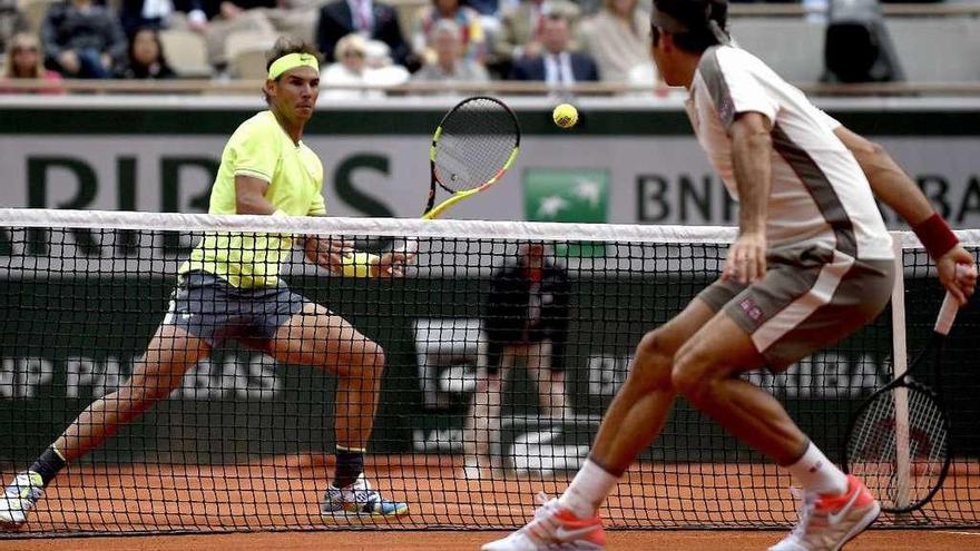 Nadal y Federer, en un momento del partido de ayer. // Efe