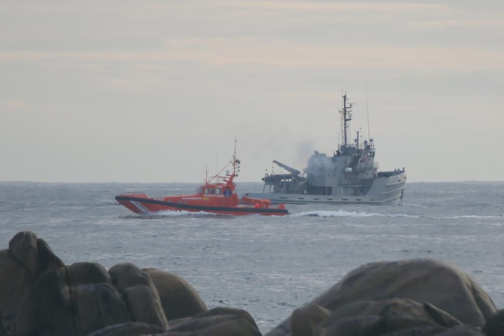 Medios de salvamento y emergencias buscan por mar y tierra al tripulante desaparecido tras volcar un pesquero cerca de las Illas Ons