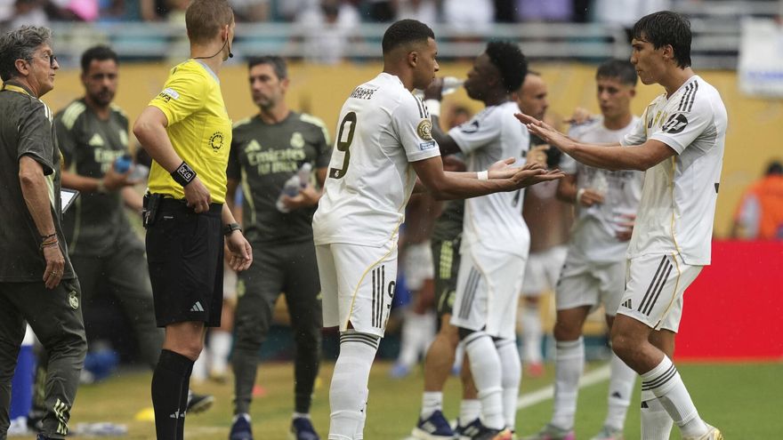 Kylian Mbappé y Gonzalo García, durante un cambio en el Mundial de Clubes.