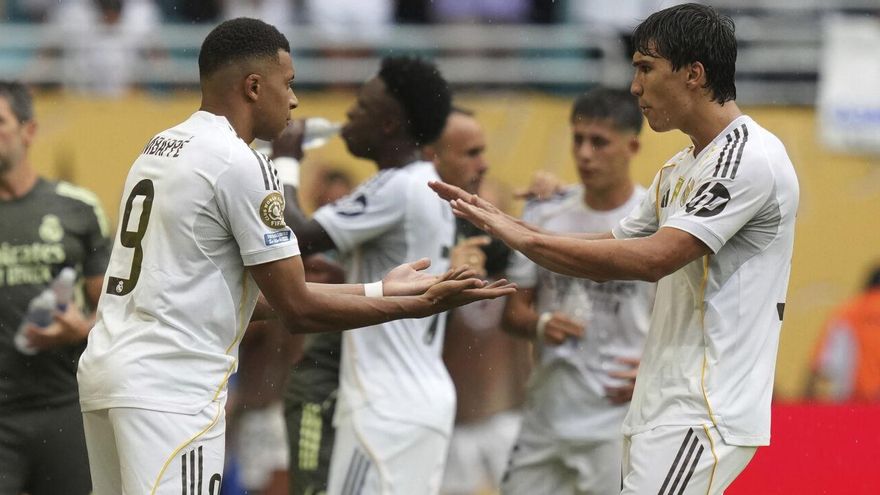 Kylian Mbappé y Gonzalo García, durante un cambio en el Mundial de Clubes.