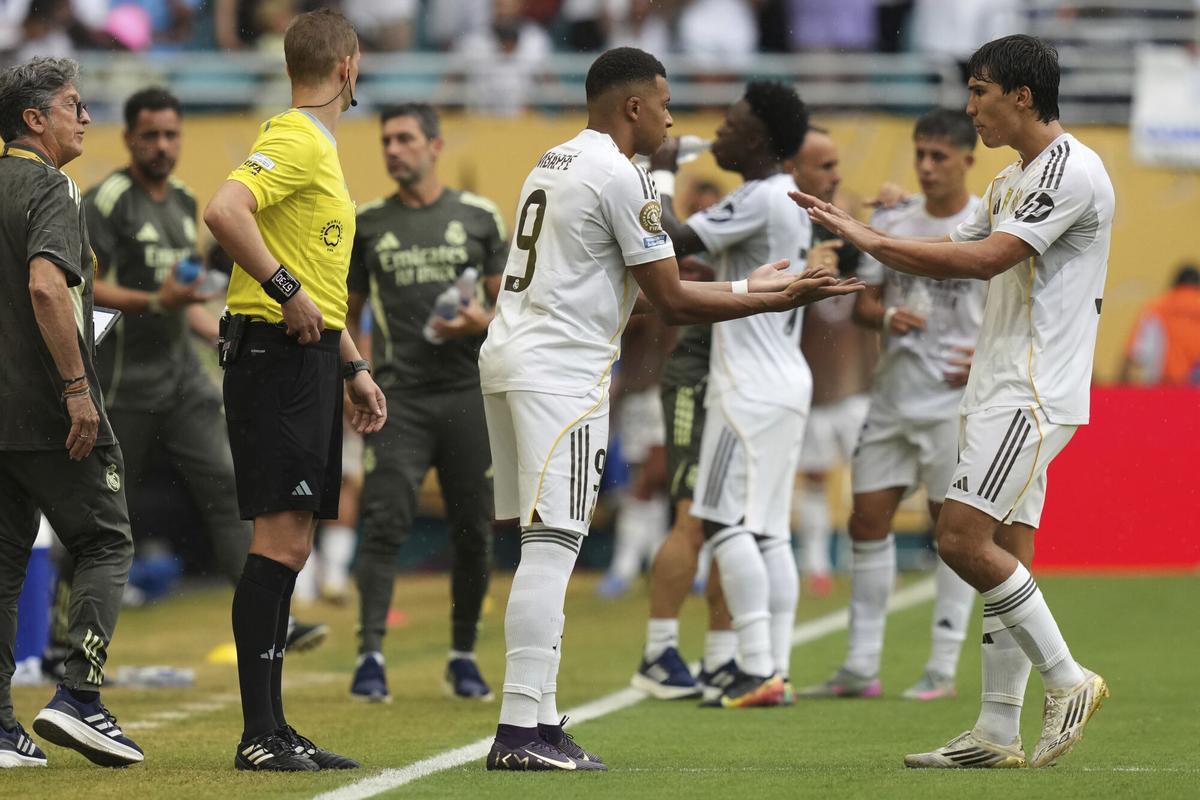 Kylian Mbappé y Gonzalo García, durante un cambio en el Mundial de Clubes.