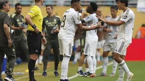 Kylian Mbappé y Gonzalo García, durante un cambio en el Mundial de Clubes.