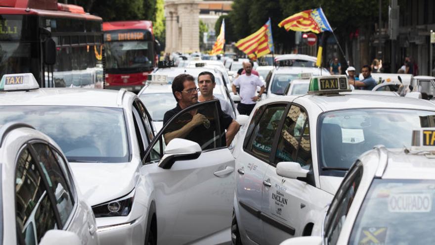 Protesta de taxistas en el centro de València contra el aumento de permisos VTC.