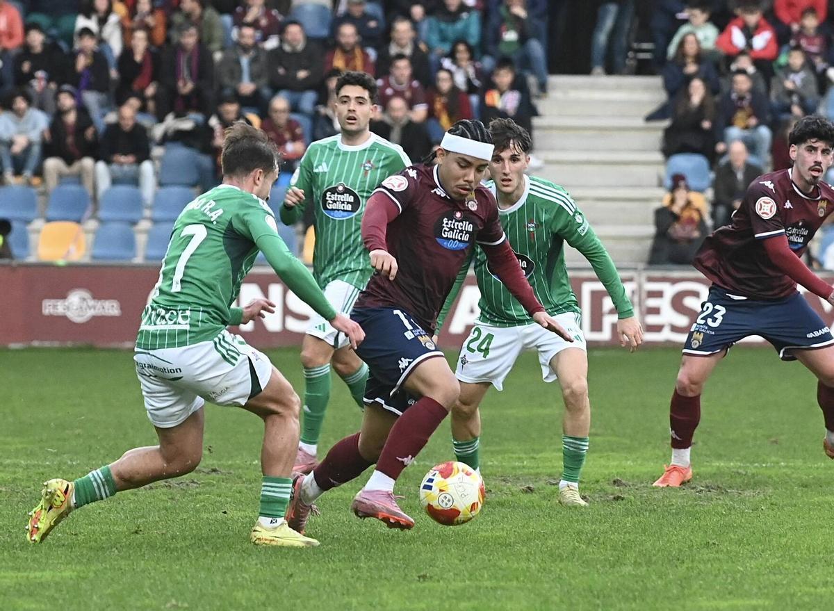 Luisao pelea un balón