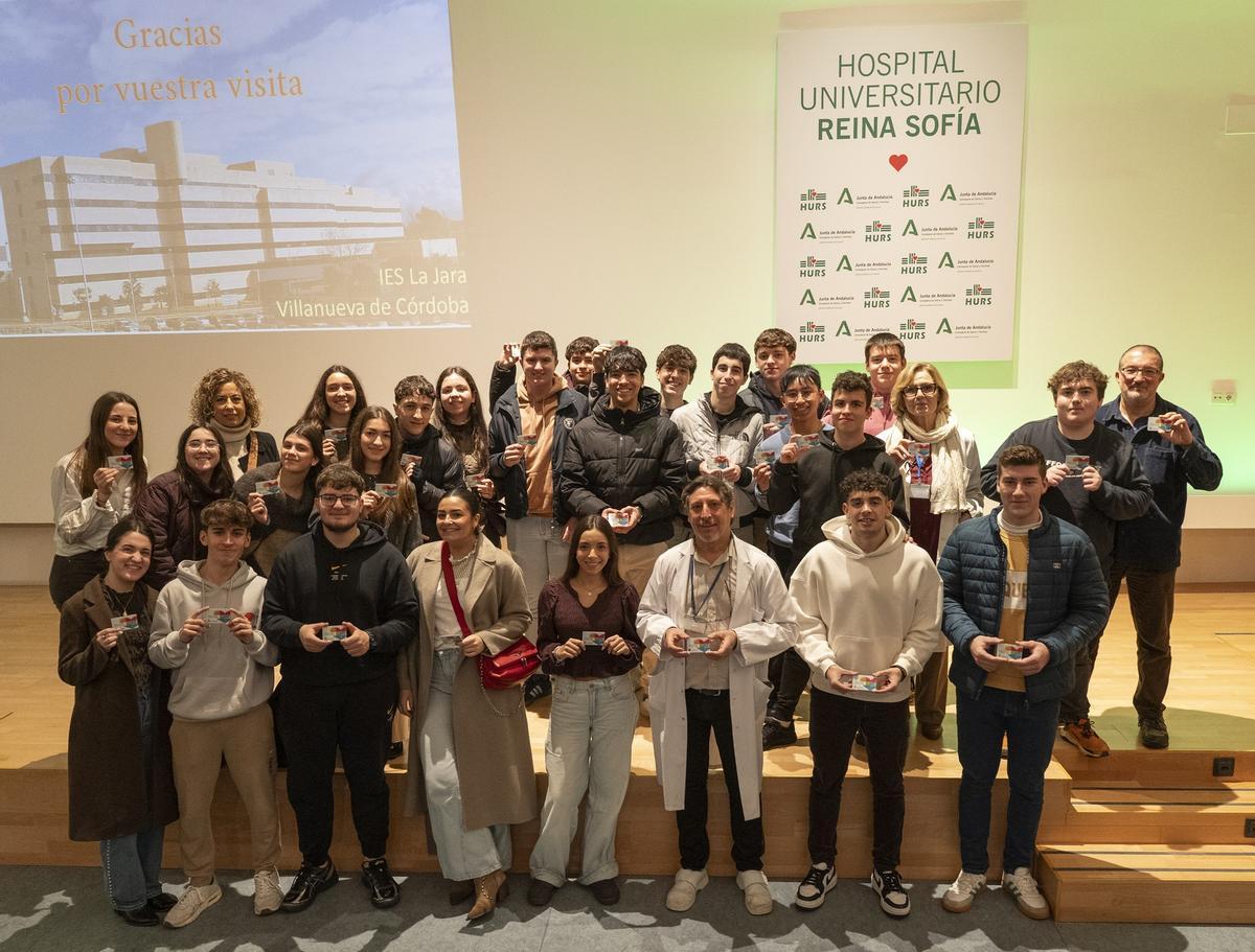 Estudiantes del IES La Jara de Villanueva de Córdoba, tras su visita al hospital Reina Sofía.