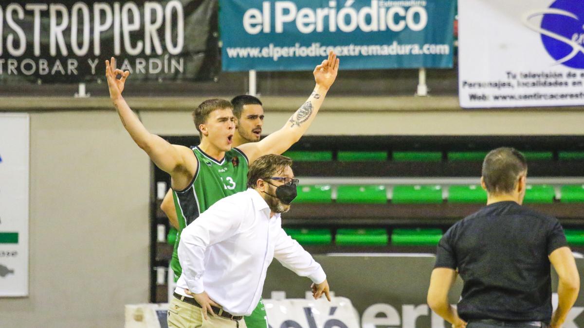 Roberto Blanco, entrenador del Cáceres, se dirige al árbitro durante un partido.