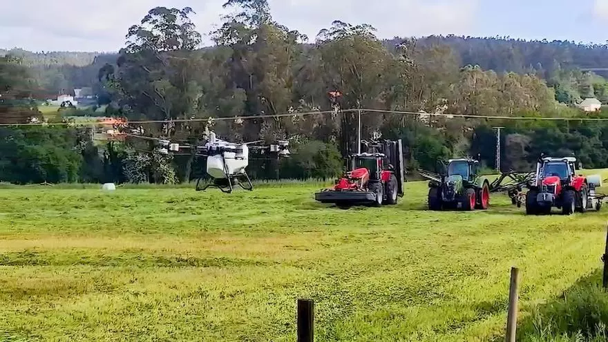 Exhibición de maquinaria en la escuela de Sergude para los futuros agricultores y ganaderos de Galicia