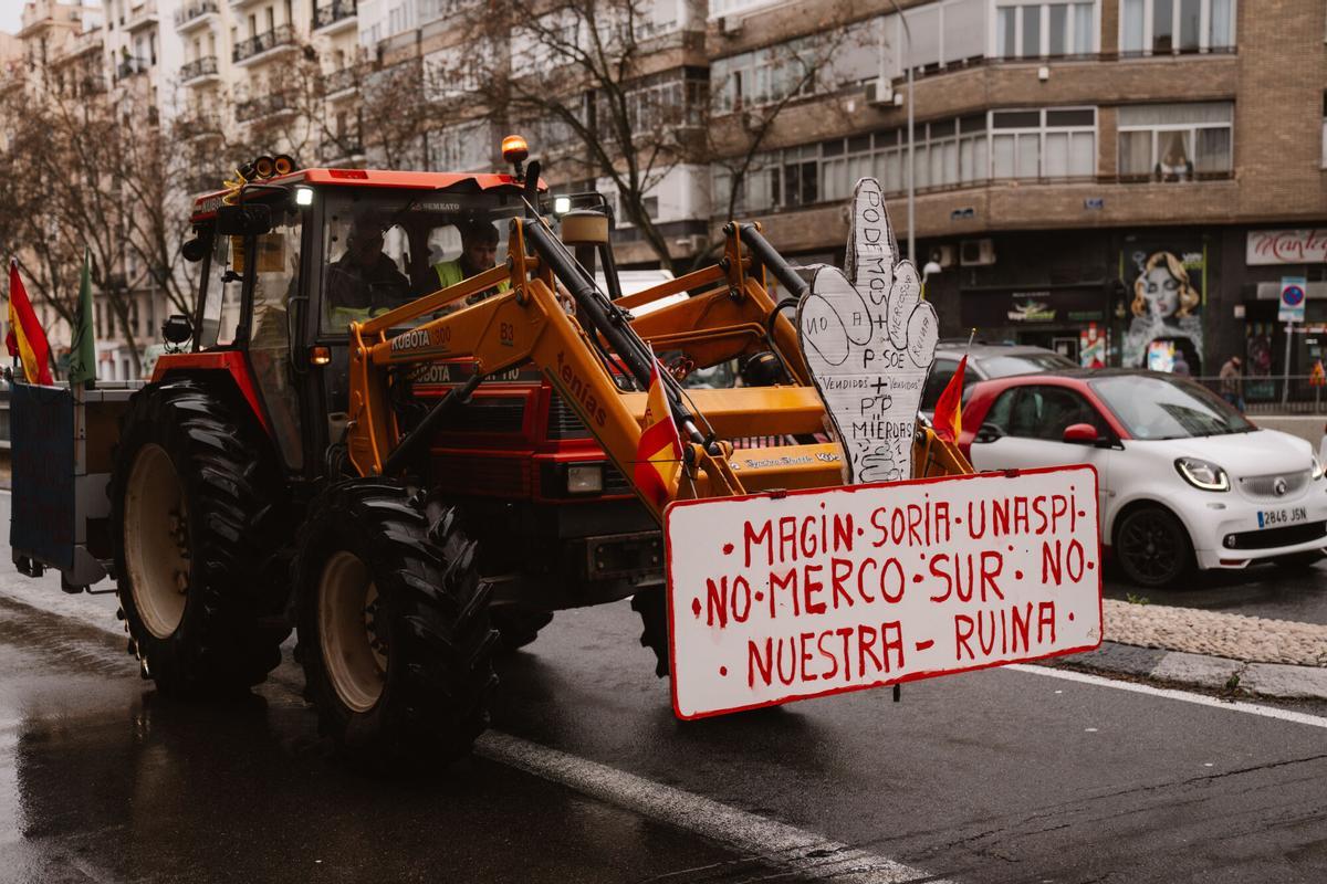 Miles de agricultores con sus tractores protestan contra el acuerdo con Mercosur en Madrid.