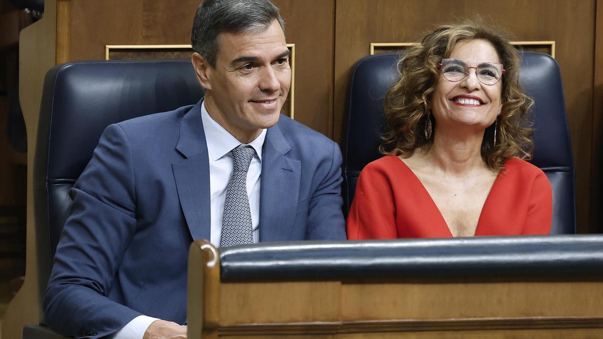 El presidente del Gobierno, Pedro Sánchez, y la vicepresidenta y ministra de Hacienda, María Jesús Montero.