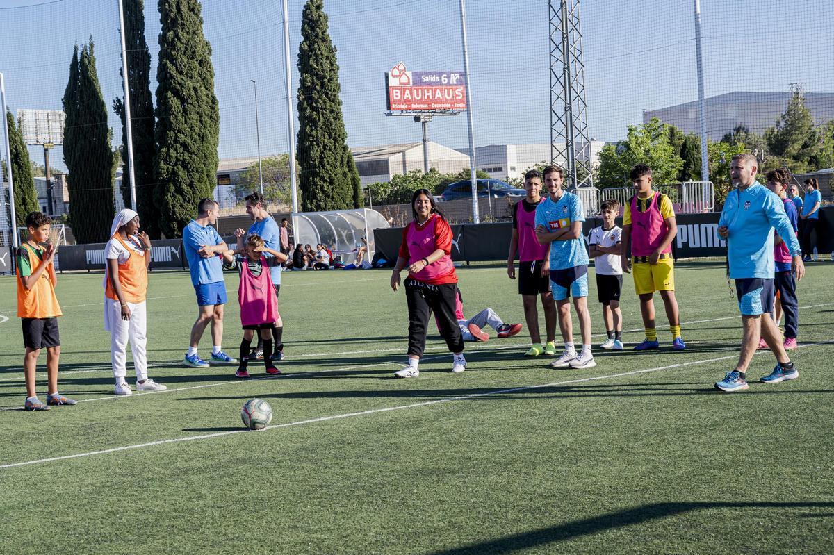 Niños y niñas participan en la actividad de Caixabank.
