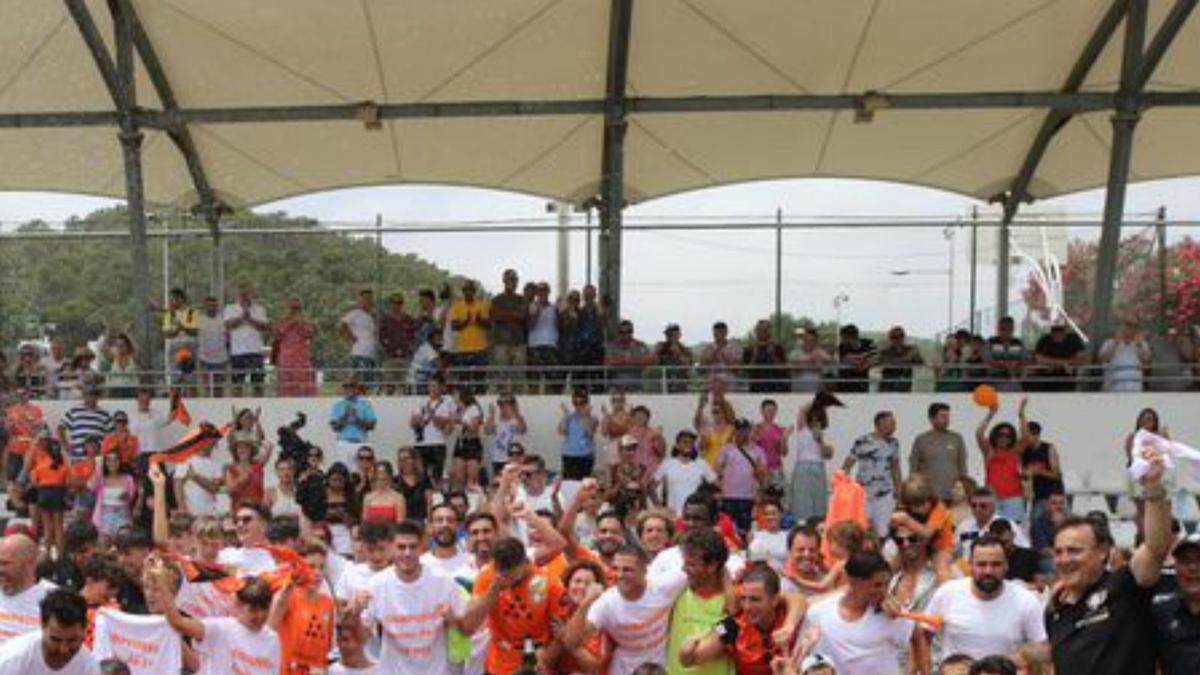 El club naranja festeja su ascenso. | VICENT MARÍ