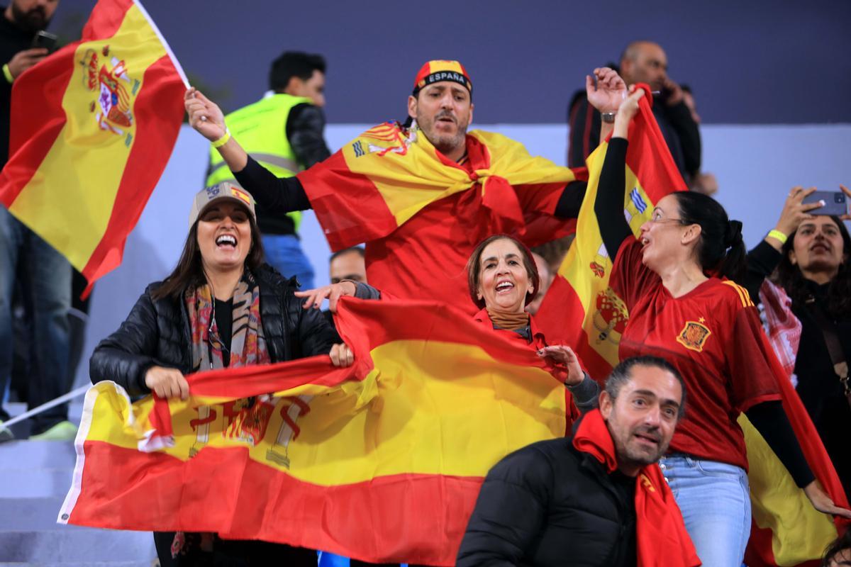 Amman (Jordan), 17/11/2022.- Supporters of Spain cheer during the international friendly soccer match between Jordan and Spain in Amman, Jordan, 17 November 2022. Spain is preparing for the FIFA World Cup 2022 in Qatar with their first match against Costa Rica on 23 November. (Futbol, Amistoso, Mundial de Fútbol, Jordania, España, Catar) EFE/EPA/MOHAMMAD ALI