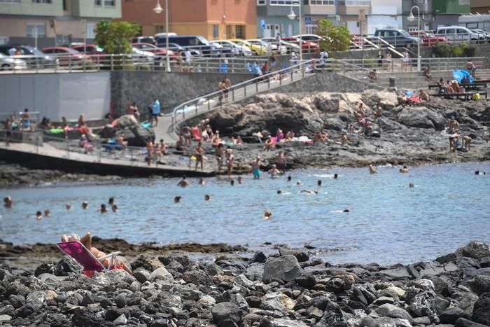 Bañistas y terrazas llenas en la Playa de Arinaga