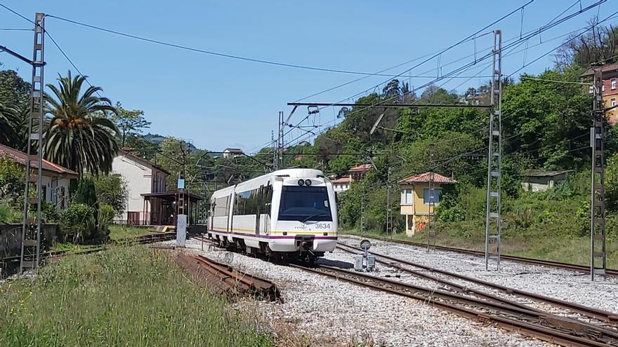 Trenes que no llegan, trayectos eternos y viajeros de autobús que se quedan en tierra: la quimera de la movilidad sostenible en el valle del Nalón