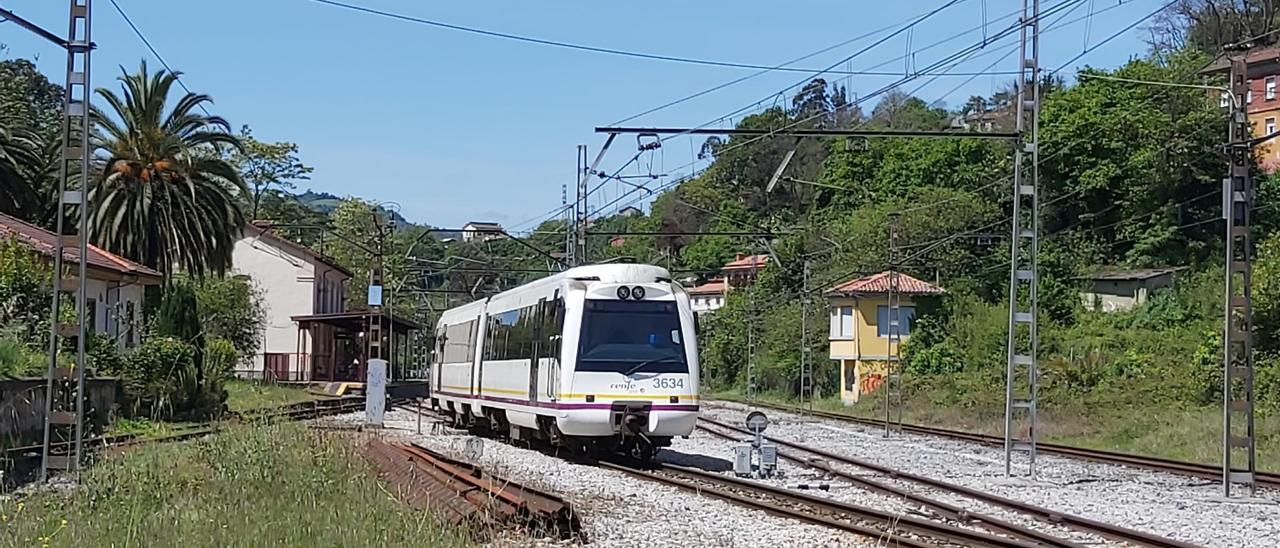 Un tren de la línea de Feve circula por El Entrego. | E. P.