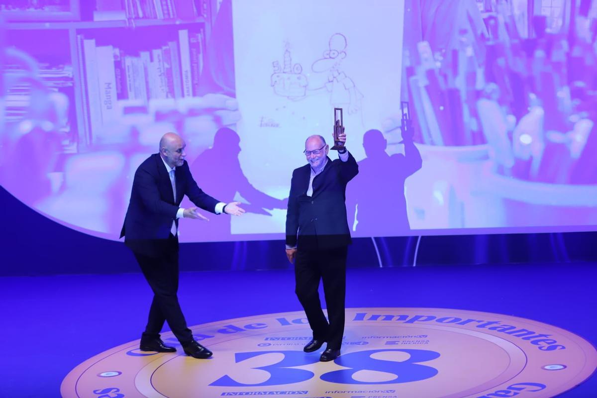 Tomás Mayoral, director de INFORMACIÓN, entrega el premio Importante a Enrique.