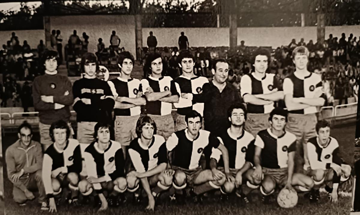 Ferrer, el segon de dalt, en un equip de base del Banyoles