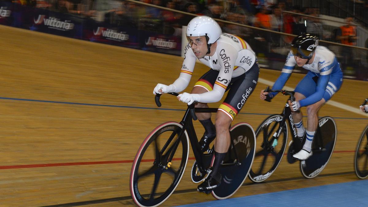 Sebastián Mora, en una competición en pista