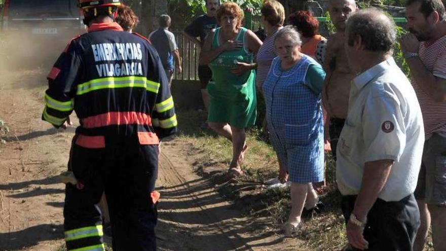 Varios vecinos se concentraron en el lugar del accidente. // I. Abella