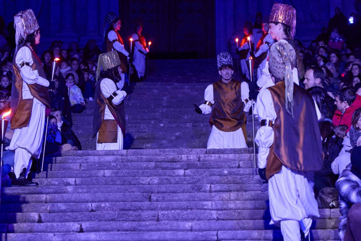 Les fotos de l'encesa de l’Estel d’Orient a la façana de la Catedral de Girona