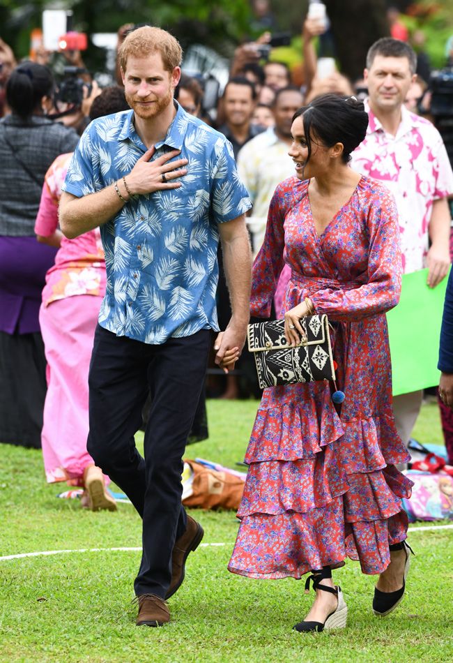La pareja sonriente en su visita a Fiji