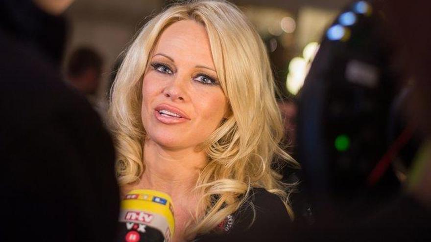 Pamela Anderson defiende a Assange: &quot;Es un chivo expiatorio, no un criminal&quot;