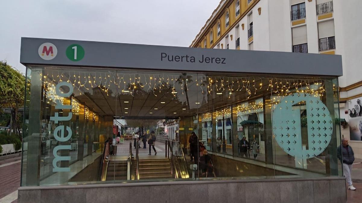 Estación del Metro de Sevilla de Puerta Jerez en Navidad