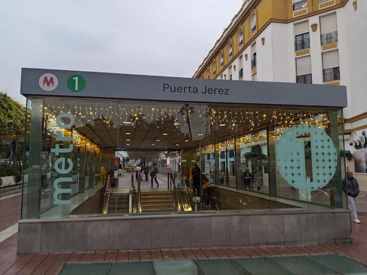 Estación del Metro de Sevilla de Puerta Jerez en Navidad