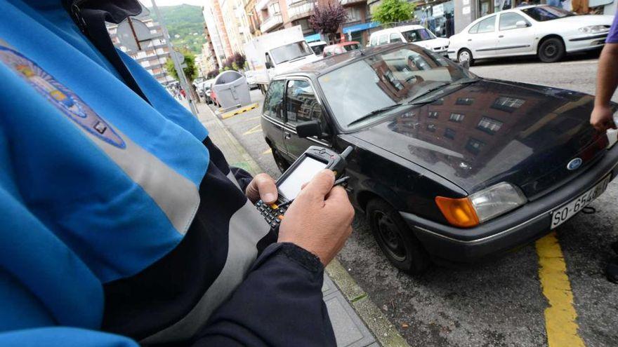 Un agente de la Policía Local en la calle Manuel Llaneza de Mieres.