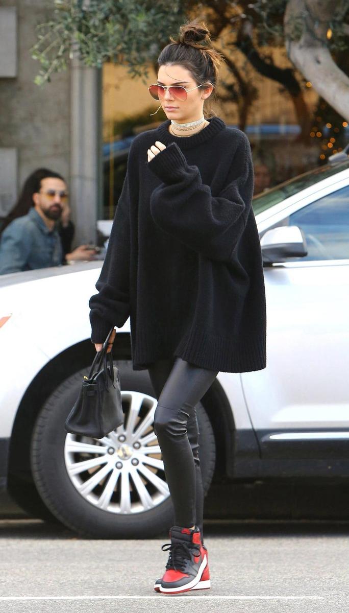 Kendall Jenner con athleisure total black