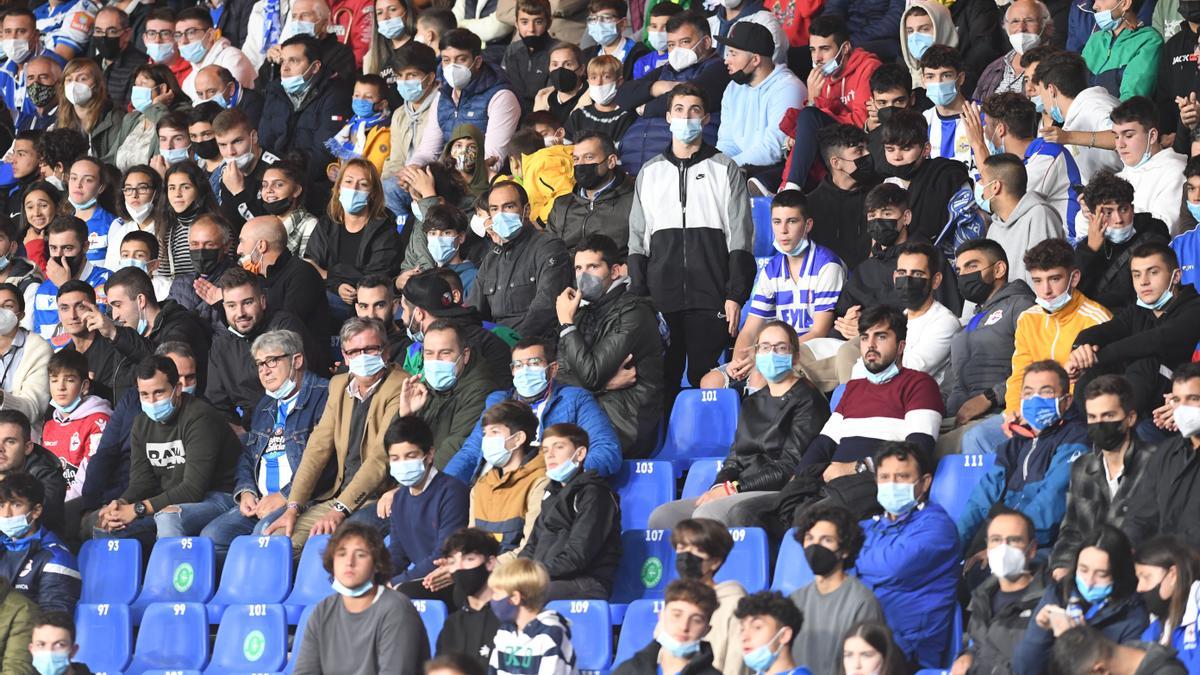 Público en Riazor durante un partido de los juveniles del Dépor en la Youth League.