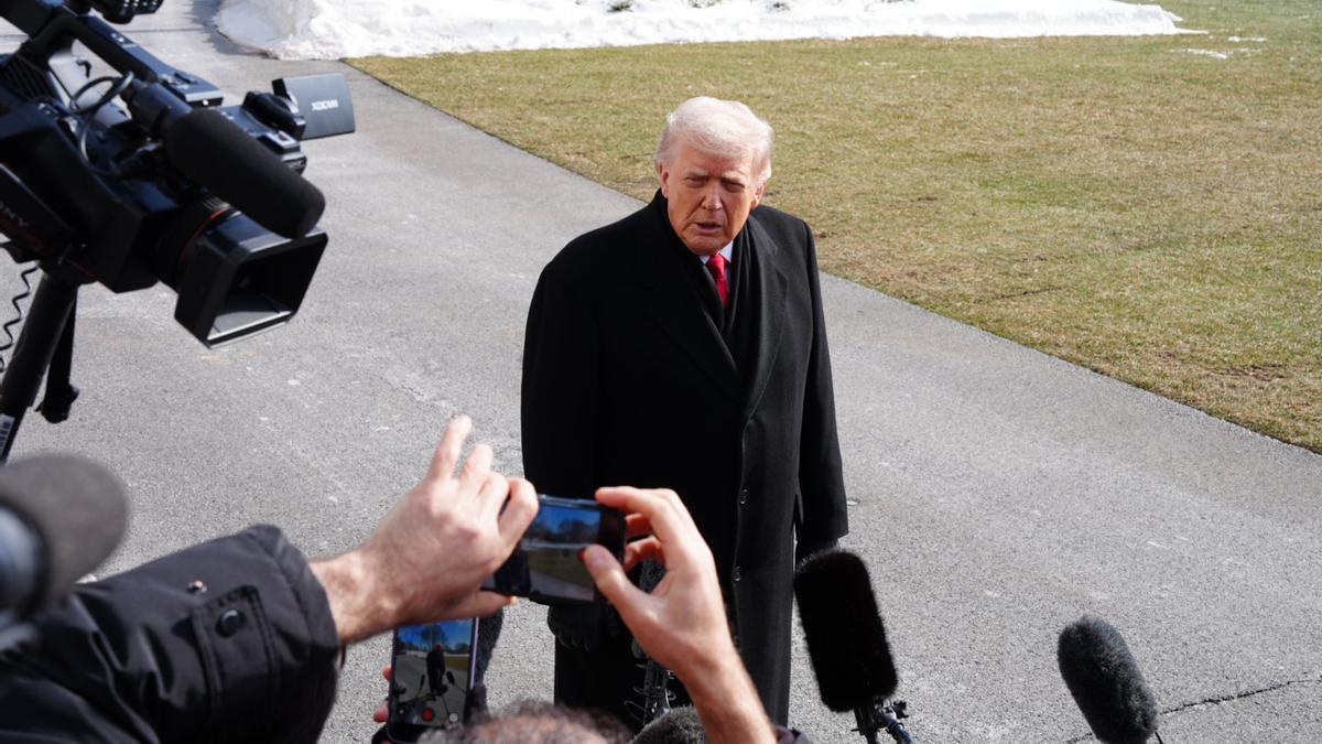 Trump declara emergencia nacional y amenaza con aranceles a países que envíen petróleo a Cuba